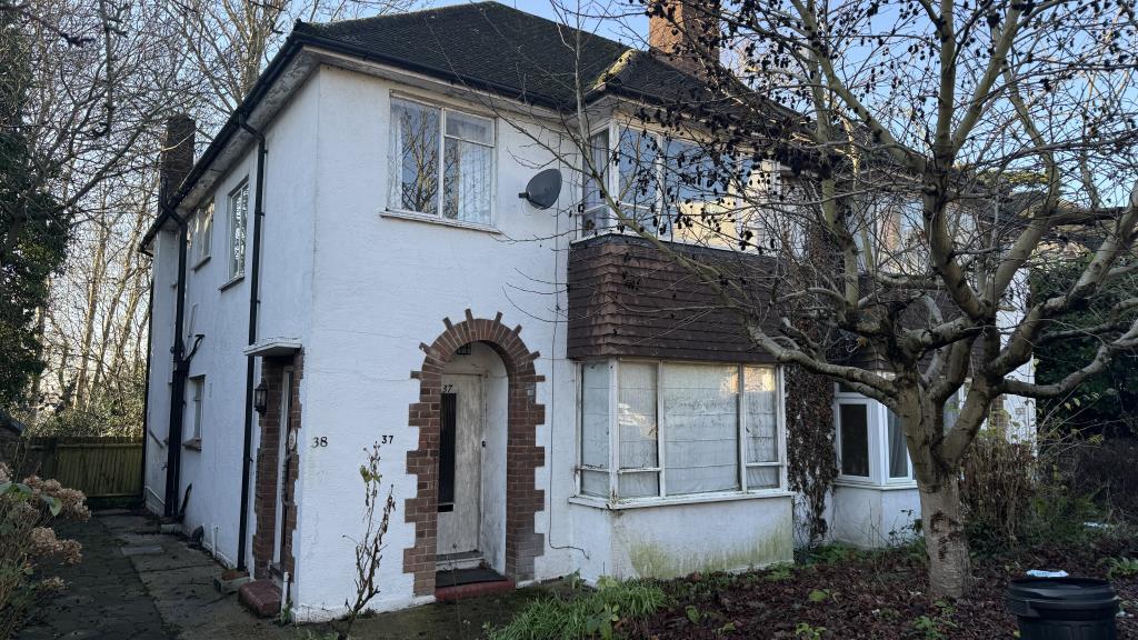Lot: 118 - VACANT FLAT IN POPULAR TOWN CENTRE LOCATION - Outside image of flat from street level
